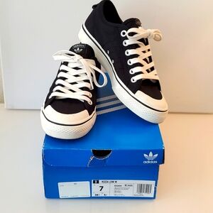 Adidas nizza Low (w) sz 7 blk & white canvas/ org laces/ super clean